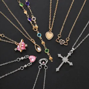 Set de 9 collares de oro y plata con colgantes de mariposa, cruz y corazón con gemas