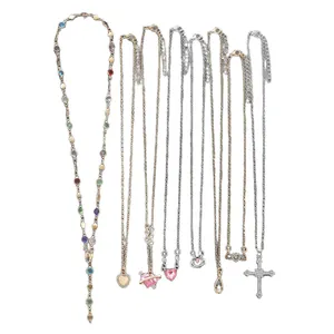 Juego de nueve collares con colgantes de cruz de diamantes, mariposa y corazones