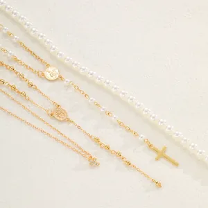 Mehrlagiges goldenes Halsketten-Set mit Perlen, Kreuzanhänger und geprägten Münzen