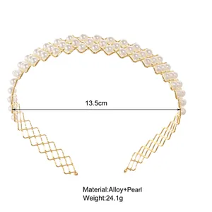 Détail du serre-tête en perles avec base en alliage et trois rangées de perles blanches