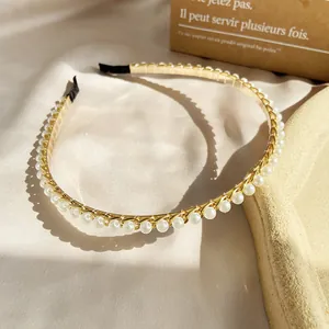 Macro-opname van de gouden hoofdband met elegante witte parels en een geweven draadontwerp
