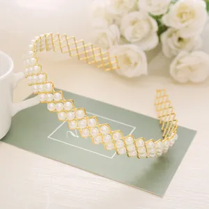 Serre-tête élégant tressé doré avec trois rangées de perles pour mariage et fêtes