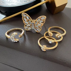 Set di anelli boho in oro con farfalla stella luna e cristalli di zircone lucenti