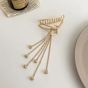 Macro de pince à cheveux dorée avec franges en perles de cristal sur une table