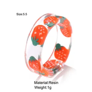Dettaglio anello fragola in resina trasparente con taglia 5,5 e info materiale