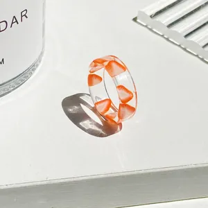 Anello aperto in resina trasparente con fetta di fragola incorporata all'interno
