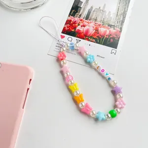 Dettaglio del laccetto per cellulare fatto a mano con perline LOVE e stelle colorate