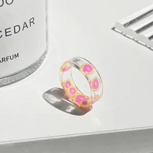 Anello in resina trasparente con fette di agrumi rosa, gioielli estivi minimalisti