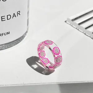 Dettaglio dell'anello in resina trasparente con fette di frutto del drago