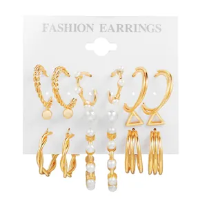Lot de 6 paires de créoles dorées avec perles et breloques géométriques sur carte