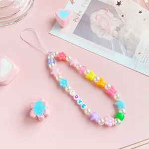 Dettaglio del laccetto per cellulare con perline colorate, lettere Love e perle