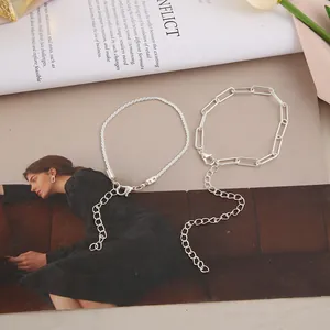 Elegante set di braccialetti in argento con maglie luccicanti e chiusura regolabile