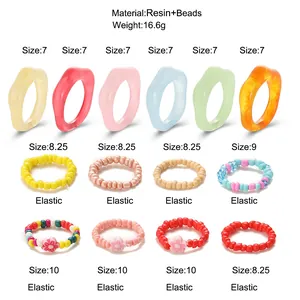 Set di 14 anelli colorati in resina e perline con specifiche dettagliate sulle taglie