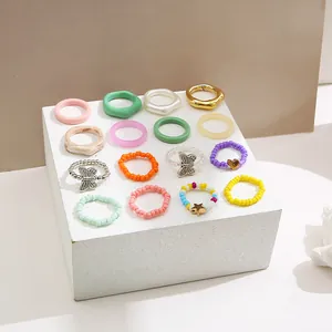 Set di 16 anelli colorati in resina e perline con motivi a cuore e farfalla