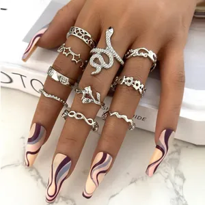 Ensemble de 10 bagues en argent avec motifs serpent et étoile portées à la main
