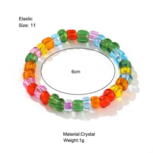 Detail macro-opname van de elastische structuur en regenboog glazen kralen van de ring
