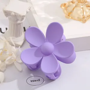 Matte paarse bloem haarklem in een minimalistisch snoepkleurig bloemenontwerp