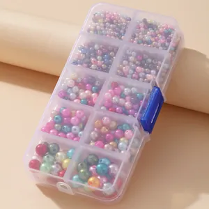 Vue de dessus d'une boîte à 10 cases remplie de perles de verre colorées DIY