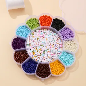 Détail du kit de bijoux DIY avec perles colorées et perles lettres en boîte fleur