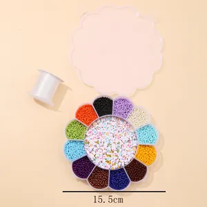 Vue macro du kit de perles fleurs 15,5 cm avec 12 couleurs, perles lettres et fil élastique