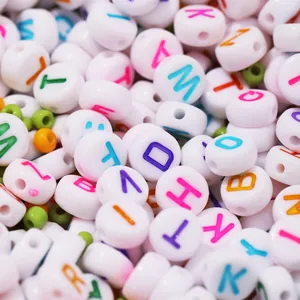 Vue détaillée de perles alphabet blanches de 7mm avec lettres colorées pour bijoux DIY