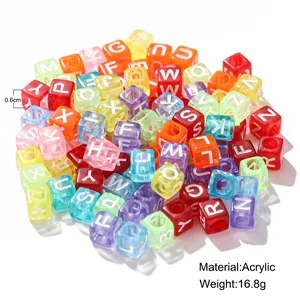 Détail macro de perles cubes alphabet en acrylique de 0,6 cm pour bijoux DIY