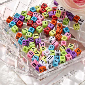 Détail macro de perles alphabet colorées pour la création de bijoux bohèmes DIY