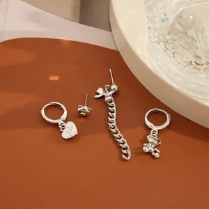 Détails de l'ensemble de boucles d'oreilles ours argenté et cœur sur cuir