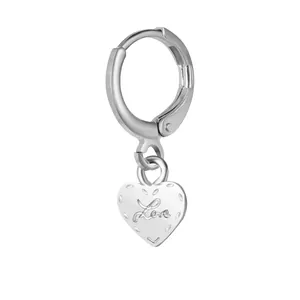 Détail du pendentif cœur argenté avec gravure Love et bordure sur boucle d'oreille
