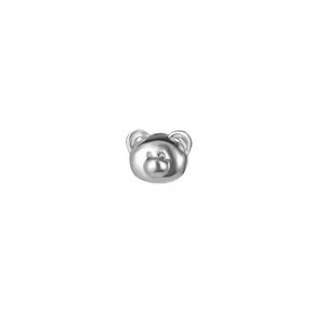 Vue détaillée du pendentif boucle d'oreille ours en argent poli avec fini brillant