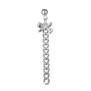 Vue détaillée des boucles d'oreilles longues argentées avec nœud et chaîne à maillons
