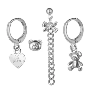 Ensemble de quatre boucles d'oreilles argentées avec breloques d'ours et de cœur