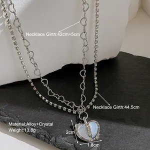 Détails macro du collier cœur argenté avec cristaux étincelants et dimensions