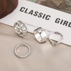 Dettaglio del set di 4 anelli argento con farfalla, catena groumette e strass luminosi