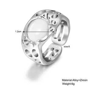 Détail de bague argentée avec zircon pierre de lune 1,2cm et gravure 925 interne