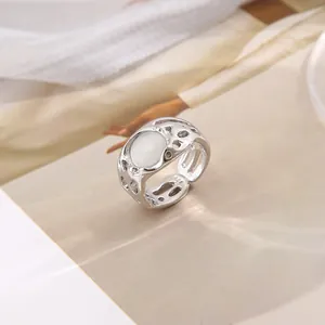 Dettaglio dell'anello con pietra di luna e argento con marchio S925 e trama liquida