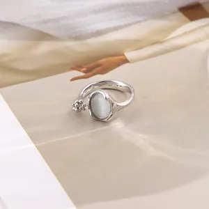Dettaglio anello in argento S925 con pietra di luna ovale e fiore di perle