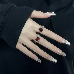 Détail de bagues vintage en argent avec pierres d'agate rouge foncé ovales et rondes