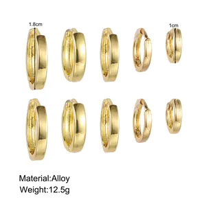 Set mit 5 Paar goldenen Creolen in verschiedenen Größen von 1 cm bis 1,8 cm auf weißem Grund