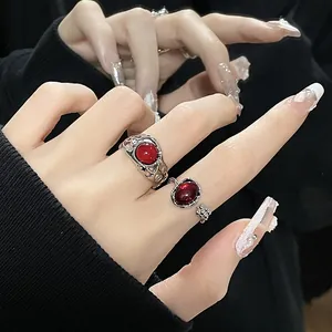 Détail de bagues rétro en argent avec pierres d'agate rouge sur la main d'un mannequin