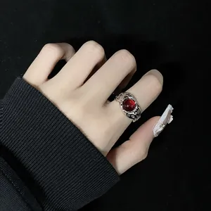 Détail d'une bague vintage en argent avec une pierre d'agate rouge en forme de bourgeon