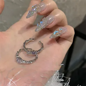 Bagues minimalistes argentées à texture irrégulière et pierres de zircon violettes
