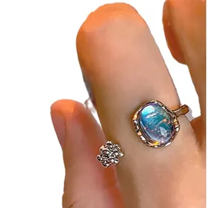 Bague réglable en argent avec pierre d'opale ovale et design de bourgeon texturé