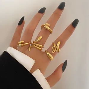 Set de 5 bagues serpent dorées avec texture d'écailles et yeux en zircon vert