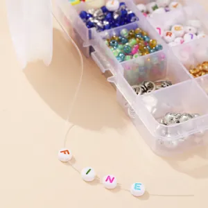Kit de joyería DIY macro con cuentas de colores, letras y cordón elástico transparente