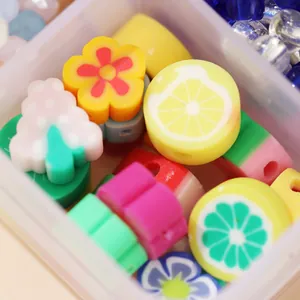 Vista macro de cuentas de arcilla polimérica de frutas y flores para joyería DIY.