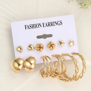 Detailansicht eines 6-teiligen Gold-Ohrring-Sets mit Herz-, Stern- und Creolen-Designs