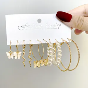 Set de 6 paires de boucles d'oreilles dorées avec perles, serpents et créoles géométriques