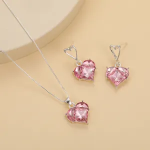 Vue détaillée du collier en cristal cœur rose et des boucles d'oreilles assorties argentées