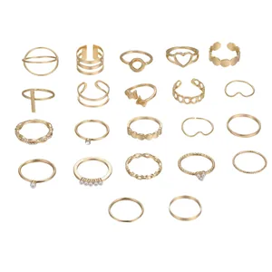 Set di 22 anelli dorati stile bohémien con farfalle, cuori, perle e strass lucidi